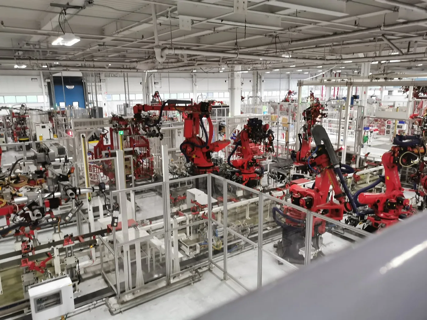 Línea de manufactura automotriz con brazos robóticos industriales integrados